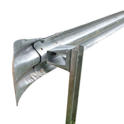 Highway Guardrail Warmdipp Galvanized W Beam Stahl Absturzbarriere für die Straßenverkehrssicherheit