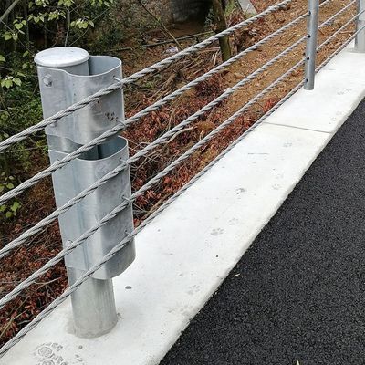 Straßenverkehrssicherung mit Zinkbeschichtung und maßgeschneiderter Farbe