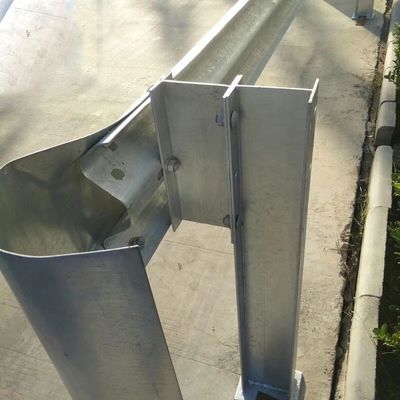 Anti-Korrosions-Hot Dip Galvanized Highway Guardrail Post für das Straßenschutzsystem