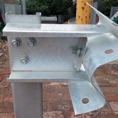Highway Guardrail Crash Barrier Heißgewalzter Block mit Korrosionsbekleidung