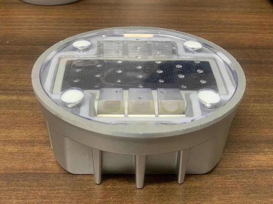 Straßenkegelzeichen G105 Weiß LED Solarstraßenkegel mit eingebettetem reflektierendem Material