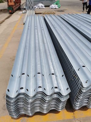 W Beam Guardrail AASHTO M-180 Standard und 550-600 g/m2 Zinkbeschichtung für die Straßenverkehrssicherheit