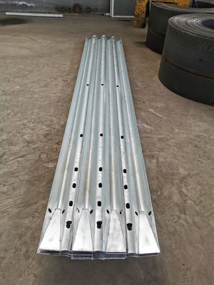 W Beam Guardrail AASHTO M-180 Standard und 550-600 g/m2 Zinkbeschichtung für die Straßenverkehrssicherheit