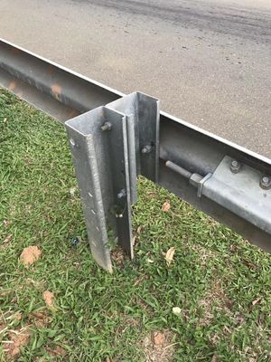 W Beam Guardrail AASHTO M-180 Standard und 550-600 g/m2 Zinkbeschichtung für die Straßenverkehrssicherheit