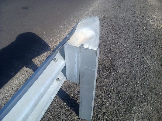 W Beam Guardrail AASHTO M-180 Standard und 550-600 g/m2 Zinkbeschichtung für die Straßenverkehrssicherheit