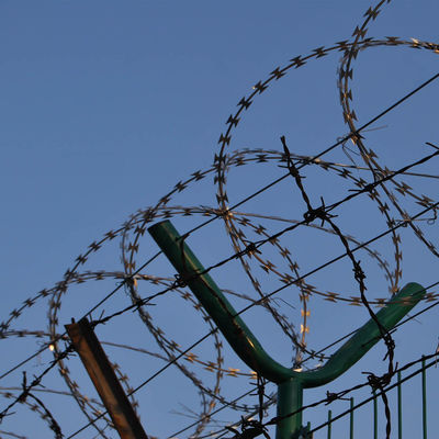 Pulverbeschichtete, galvanisierte Sicherheitszaun mit Stacheldraht für lang anhaltende Leistung