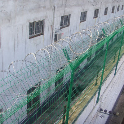 Pulverbeschichtete, galvanisierte Sicherheitszaun mit Stacheldraht für lang anhaltende Leistung