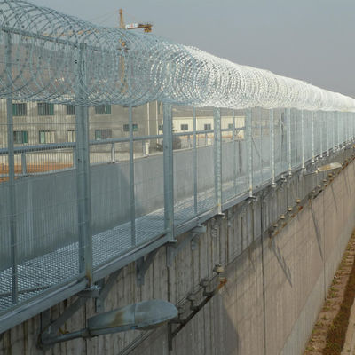 Pulverbeschichtete, galvanisierte Sicherheitszaun mit Stacheldraht für lang anhaltende Leistung