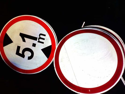 Straßenschild Verkehrssicherheit Schildbrett mit angepasstem reflektierendem Blattmaterial