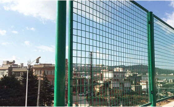 Außensicherheit Galvanisierter Beschichteter Gitterzaun Stacheldrahtzaun mit Crowd Control Barrier