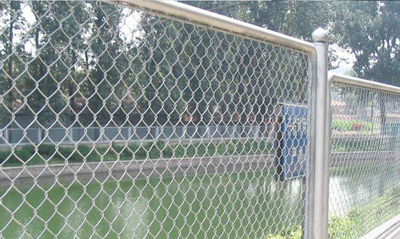 Außensicherheit Galvanisierter Beschichteter Gitterzaun Stacheldrahtzaun mit Crowd Control Barrier