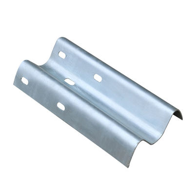 Zinkbeschichtung 550-600 g/m2 Wellbalken Straßenschutzrail Straßenschutzbarriere