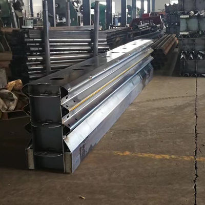 Billiges Verkehrsbarrieren-Absturzkissen für kundenspezifische Q235 Q345 Highway Guardrail
