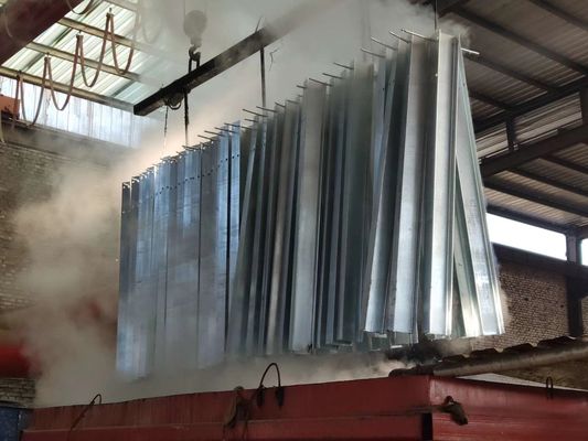 Technologie Warmverzinkte kaltgewalzte W-Strahl-Schutzgrill für die Straßensicherheit