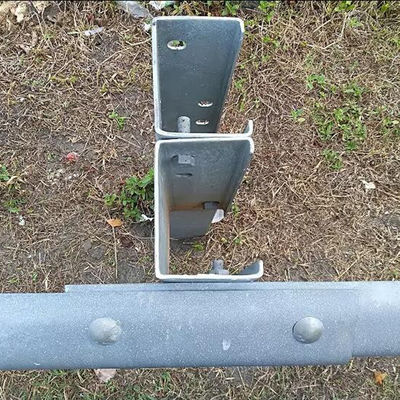 Q235 Q345 W Strahlschutzgelände Hot Dip Galvanized Guardrail Spacer für die Straßenverkehrssicherheit