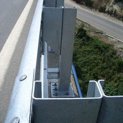 Q235 Q345 W Strahlschutzgelände Hot Dip Galvanized Guardrail Spacer für die Straßenverkehrssicherheit