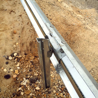 Z Post Wellpulver mit W-Strahl-Beschirmung für AASHTO M-180 Standard Highway