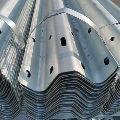 Standard AASHTO M-180 Zertifizierte W-Bale Galvanisierte Straßenschutzgrill für Q235 Q345 Stahl