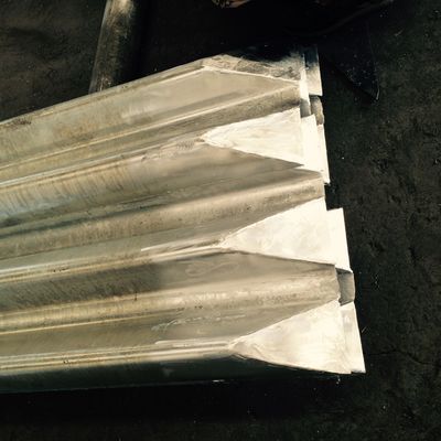 Rollende Schutzgitter für die Straßenverkehrssicherheit Hot Dip Galvanized Steel W Beam Bridge Guardrail