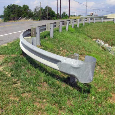 Highway Guardrail mit hoher Korrosionsbeständigkeit und Anpassung an gerade Barrieren