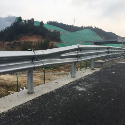 Zinkbeschichtung AASHTO M180 Galvanized Steel Highway Guardrail für die Sicherheit auf der Straße