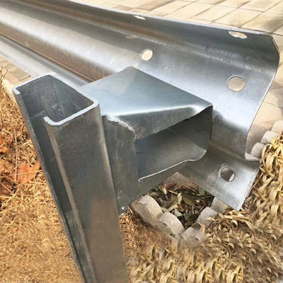 Straßenschienen aus Stahl, Straßenschutzgelände, Sicherheitsgeländer, Galvanisierte Stahlbox-Blocker, Abstandsspalter, OEM
