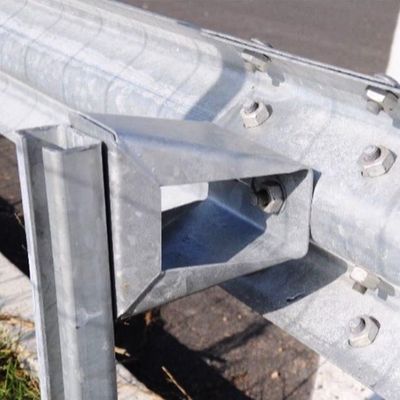 Straßenschienen aus Stahl, Straßenschutzgelände, Sicherheitsgeländer, Galvanisierte Stahlbox-Blocker, Abstandsspalter, OEM