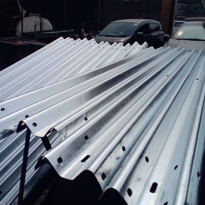 ISO 9001 W-Bügel-Kollisionsschutzgitter Galvanisierter Stahl-Straßen-Schutzgitter