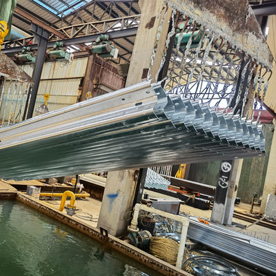 ISO 9001 W-Bügel-Kollisionsschutzgitter Galvanisierter Stahl-Straßen-Schutzgitter