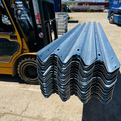 ISO 9001 W-Bügel-Kollisionsschutzgitter Galvanisierter Stahl-Straßen-Schutzgitter