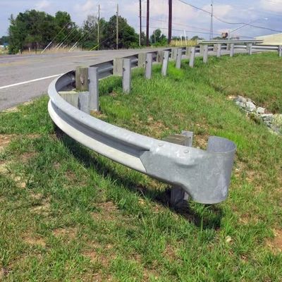 Besonderfarbige Stahlstraße Wellstrahl geschwungener Schutzgitter mit Q235 Q345 Material