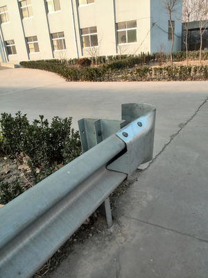Galvanisierte und pulverbeschichtete W-Strahl-Straßenschutzgelände Bullnose End für S235JR S355JR
