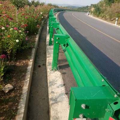Galvanisierte Q235 Q345 Thrie-Beam-Verkehrsbarriere für das Straßenschutzgelände AASHTO-M180