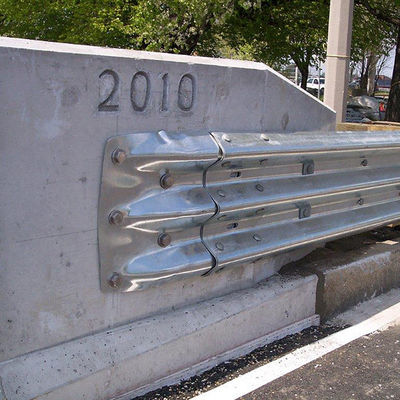 Warmverzinkte Kaltgewalzte Technologie kundenspezifische Autobahn-Schutzgitter Brücken Enden