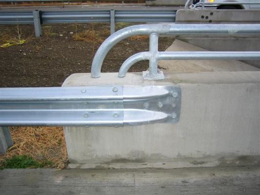 Straßenverkehrssicherheit Grenzschutzbrücken Endterminals mit verzinkter und pulverbeschichteter Beschichtung