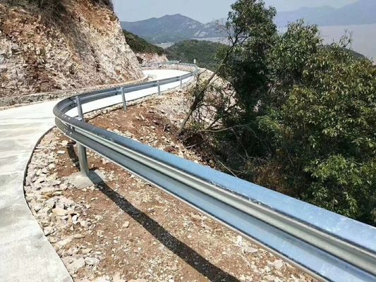 Highway Guardrail Stahlschutzgitter mit AASHTO M-180-Standard und verzinkter Festigkeit
