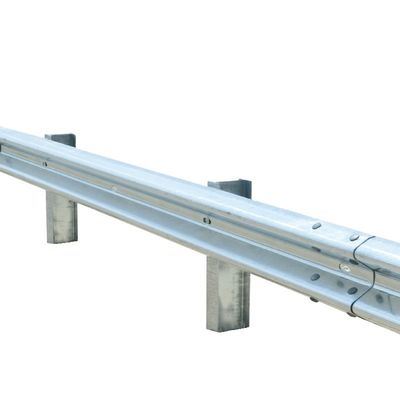 Straßenverkehrsschranke Außensicherheit Galvanisiert und Zink beschichtet W-Strahl-Schutzgelände