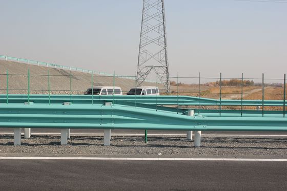 CE-zertifizierte Zinkbeschichtung Q235 Hot Dip Galvanized Highway Guardrail Stahlverkehrsschranke