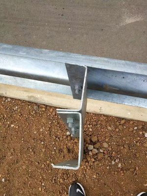 Highway Guardrail Hot Dip Galvanized U Post und U Spacer für die Straßenverkehrssicherheit Hot Dip Galvanized