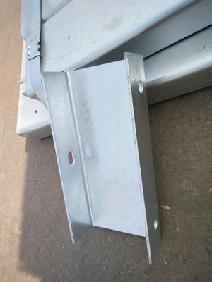 Highway Guardrail Hot Dip Galvanized U Post und U Spacer für die Straßenverkehrssicherheit Hot Dip Galvanized
