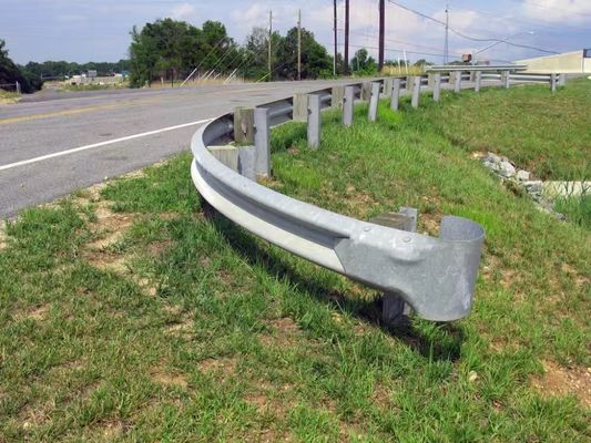 550-600 g/m2 Zinkbeschichtung Warmverzinkte W-Strahl-Schranke für Straßenverkehrsbarrieren