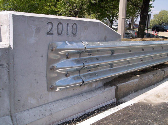 Straßenverkehrssicherheitsstandard Größe W Balken-Schutzgelände mit heißverzinkter Kaltwalztechnologie