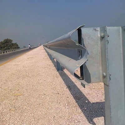 Verzinkte Straßenschutzbarriere mit Flexbeam für den AASHTO-Standard M-180 für den Straßenschutz