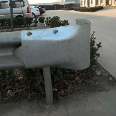 Hot Dip Galvanized Steel Guardrail für die Verkehrssicherheit in individuellen Farben auf Autobahnen