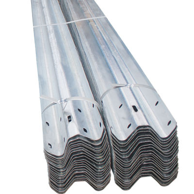 Q235 Q345 Warmtauchgalvanisierte Walzflächen W-Strahl-Schutzgelände für Autobahnen Hergestellt von Certified