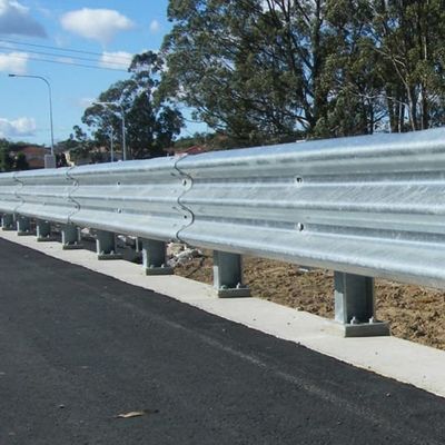 Q235 Q345 Warmtauchgalvanisierte Walzflächen W-Strahl-Schutzgelände für Autobahnen Hergestellt von Certified