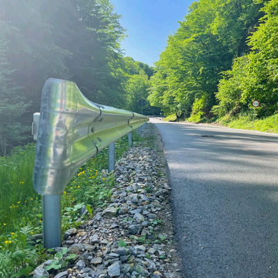 Straßensperre aus Edelstahl W-Beam-Schutzgrill für den AASHTO-M-180-Standard bei Wettbewerbsfähigkeit