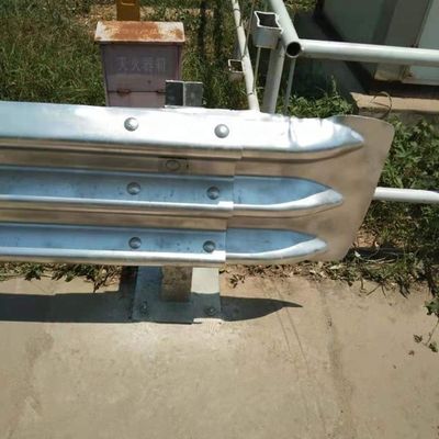 Crowd Control Barrier Fence W Beam Guardrail Beam Abmessungen Fischschwanz End