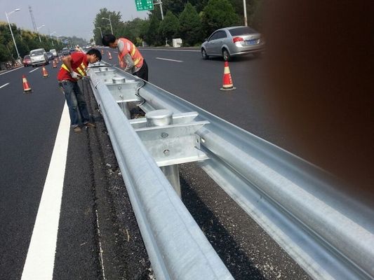 Gerade Schranke aus galvanisiertem Stahl für Verkehrssicherheit und -schutz