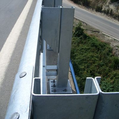 Straßenverkehrssicherheit Hot Dip Galvanized Steel Guardrail Crash Barrier C Post zum Schutz